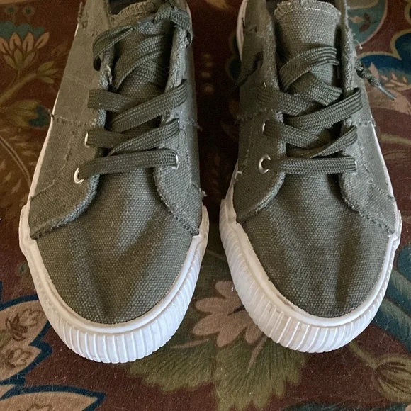 Tommy Bahama Distressed Sneakers - Picture 2 of 16